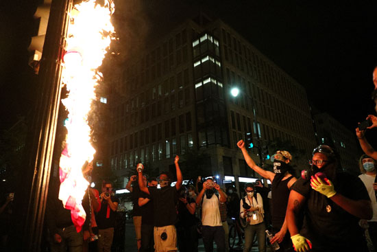 متظاهرون يحرقون العلم الأمريكى