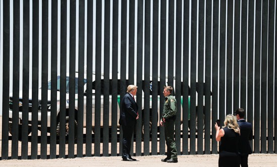 الرئيس الأمريكى يتفقد الجدار الفاصل