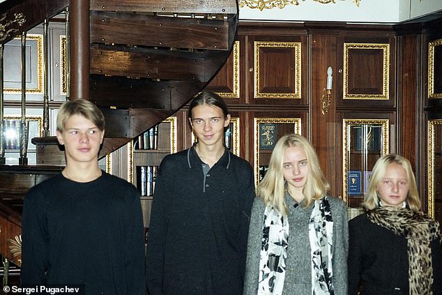 بنات بوتين وابنا صديقه