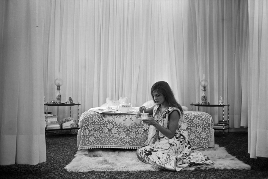 Dalida-chez-elle-prend-son-petit-dejeuner-au-pied-de-son-lit-alors-qu-elle-prepare-son-prochain-Olympia-le-4-octobre-1967