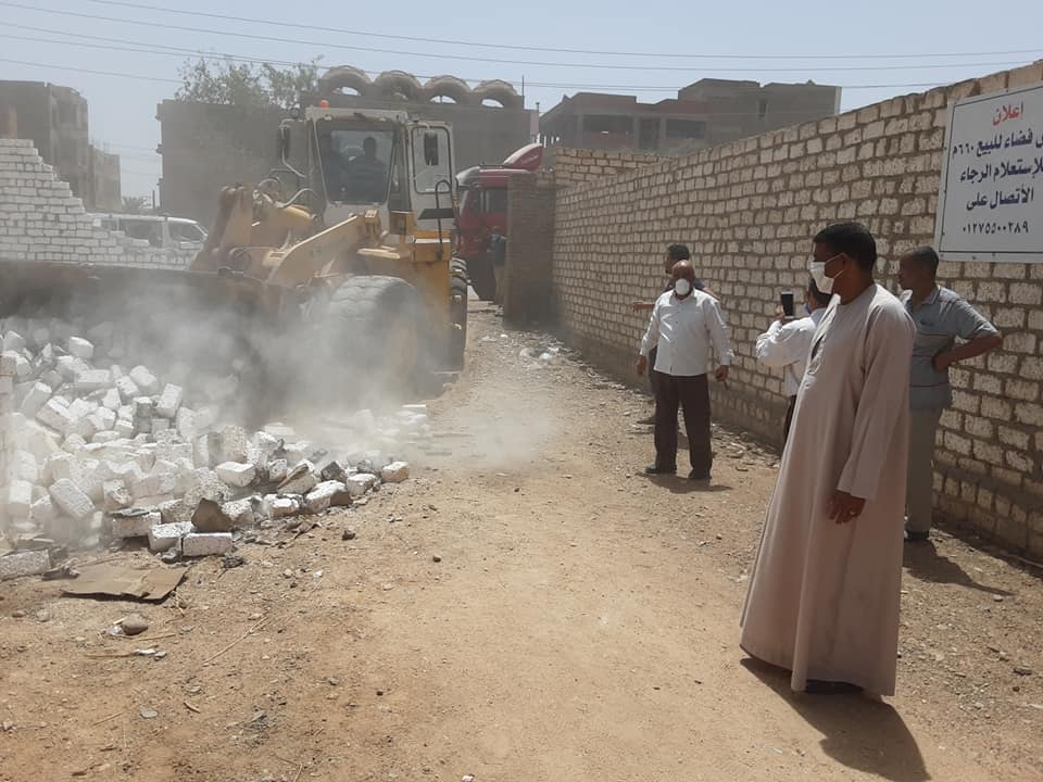 إزالة مبني بدون ترخيص بمدينة ادفوباسوان  (4)