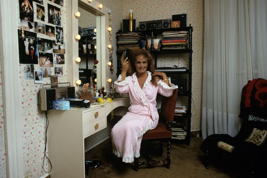 Dalida-dans-la-loge-qu-elle-a-reconstituee-dans-sa-maison-de-Montmartre-en-novembre-1986