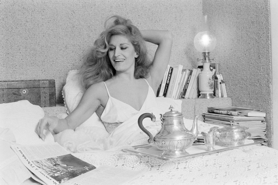 Dalida-rayonnante-au-saut-du-lit-alors-qu-elle-prepare-son-prochain-spectacle-au-Palais-des-Sports-Paris-en-Janvier-1980