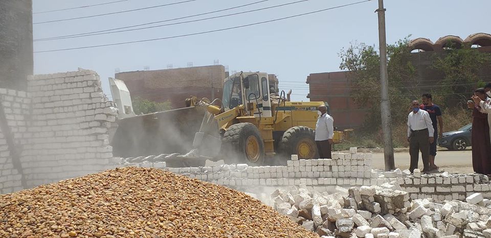 إزالة مبني بدون ترخيص بمدينة ادفوباسوان  (8)
