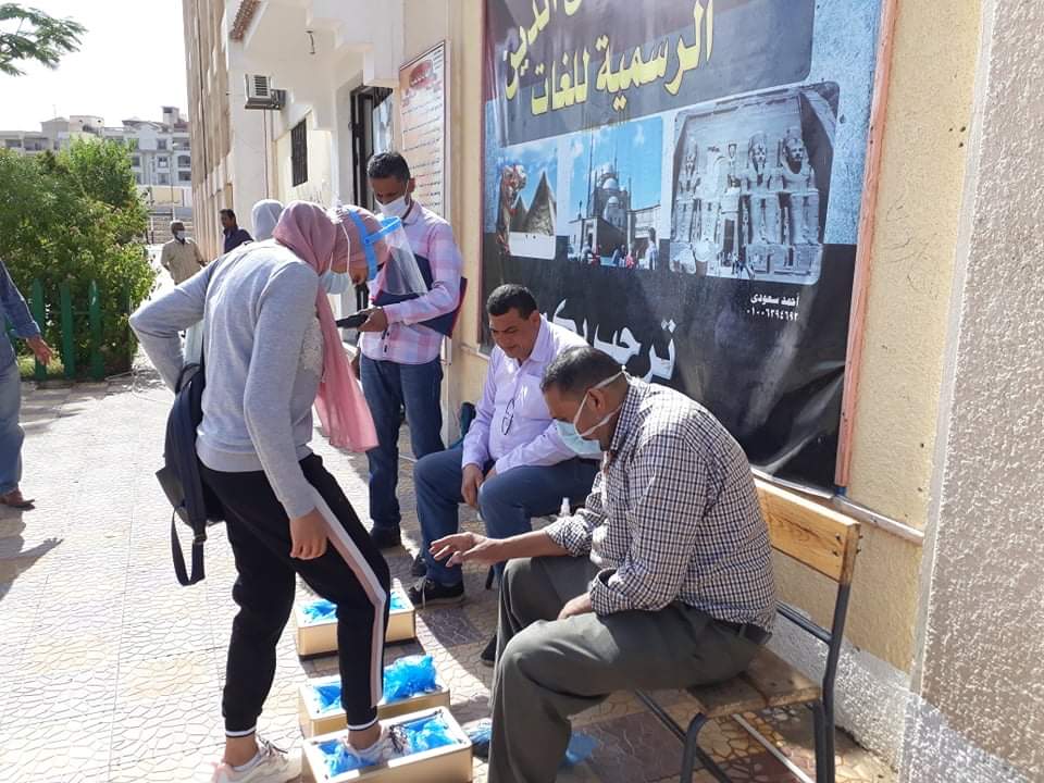 مدير تعليم القاهرة يتفقد إجراءات الوقاية بلجان الثانوية العامة (10)