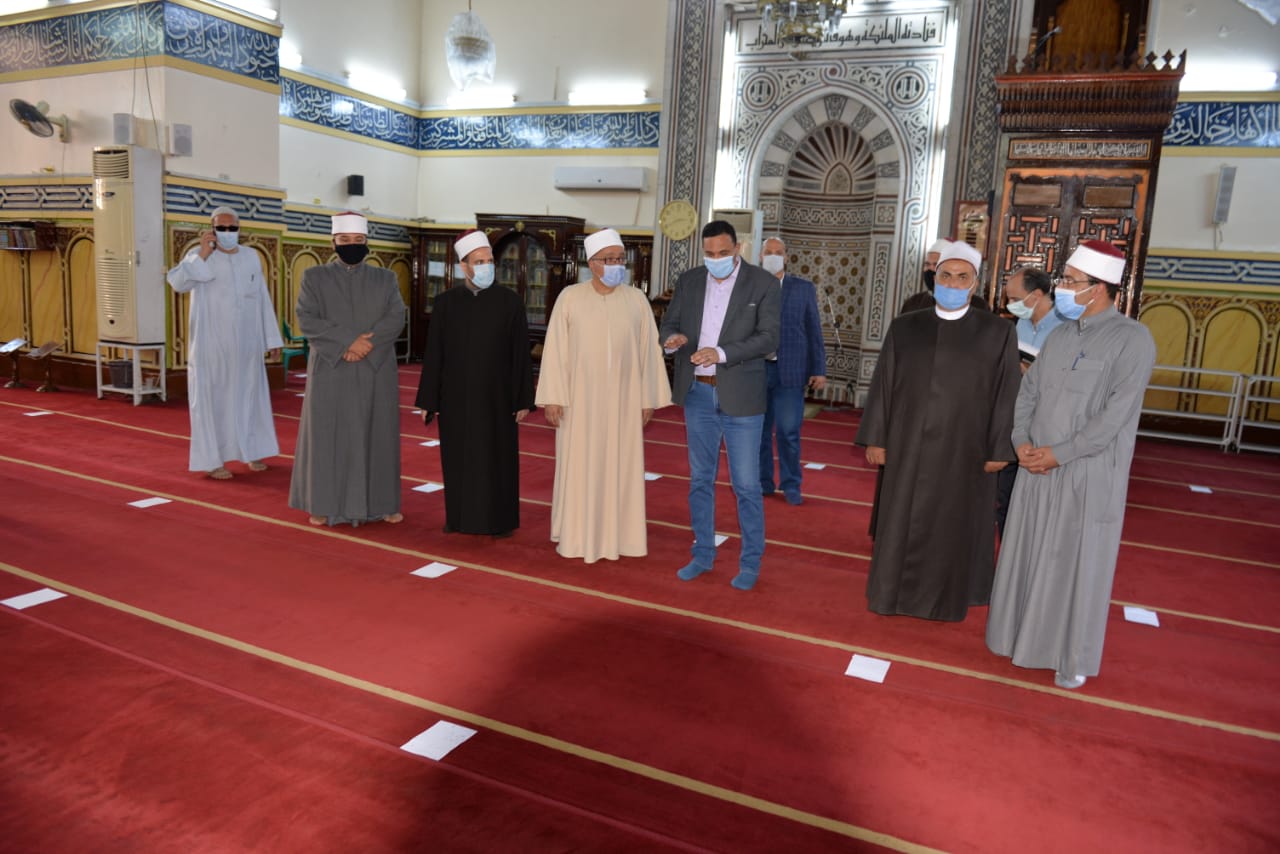 محافظ الدقهلية في مسجد النصر بالمنصورة (1)