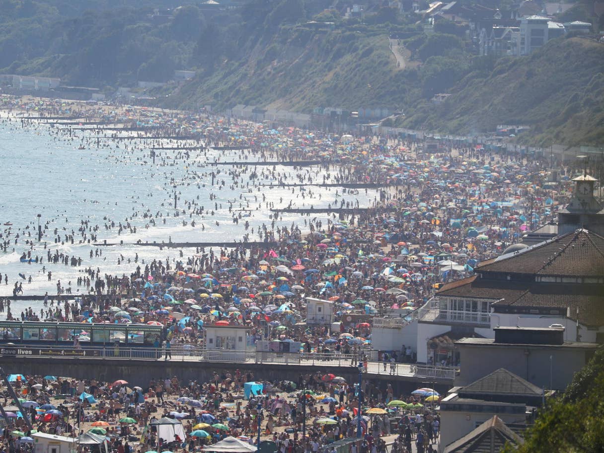 الآلاف توجهوا إلى الشواطئ بسبب الحر