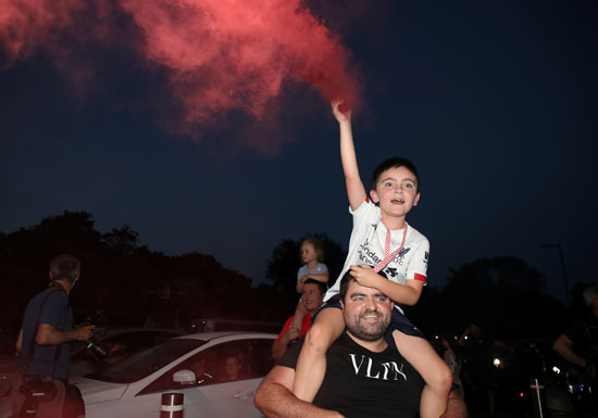 أحد مشجعى ليفربول الصغار يحتفل بالدورى الإنجليزى