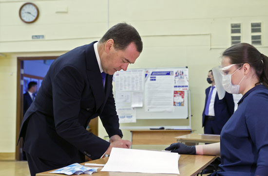 رئيس وزراء روسيا يشارك فى الاستفتاء