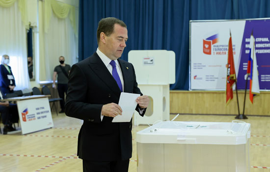 رئيس وزراء روسيا يدلى بصوته