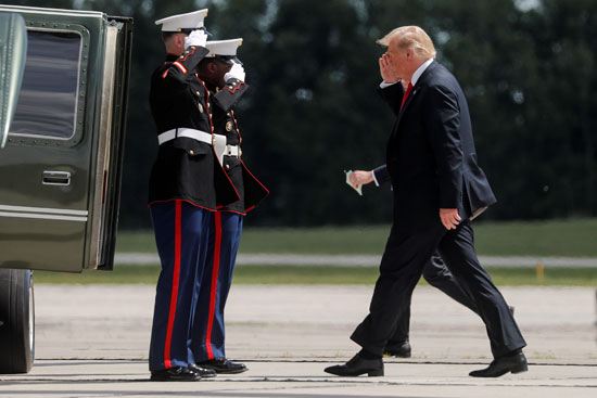 ترامب يتلقى التحية العسكرية