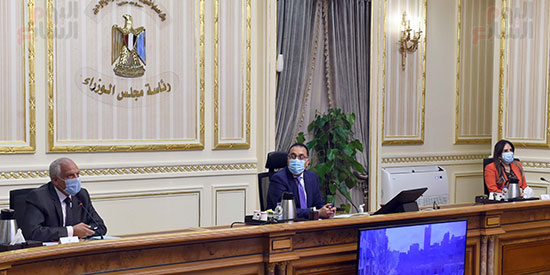  اجتماع  رئيس الوزراء لمتابعة الموقف التنفيذي لعدد من المشروعات الجاري تنفيذها في محافظة الجيزة (4)