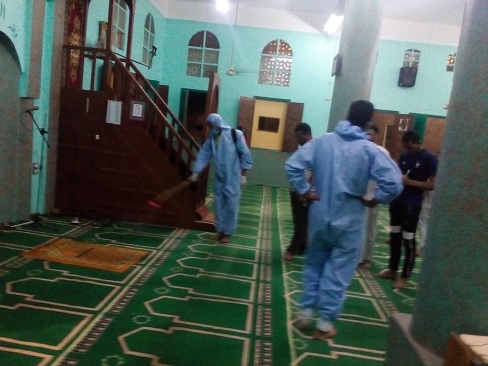 متطوعون ينطلقون فى تطهير المساجد وتعقيمها مدينة الطود  (6)