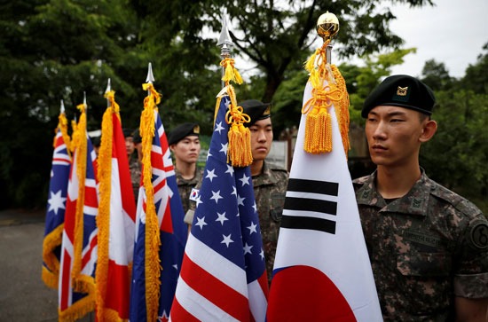 الجنود بجانب أعلام الدول التى شاركت بالحرب الكورية