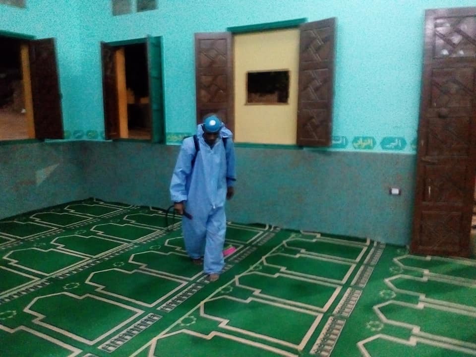متطوعون ينطلقون فى تطهير المساجد وتعقيمها مدينة الطود  (2)