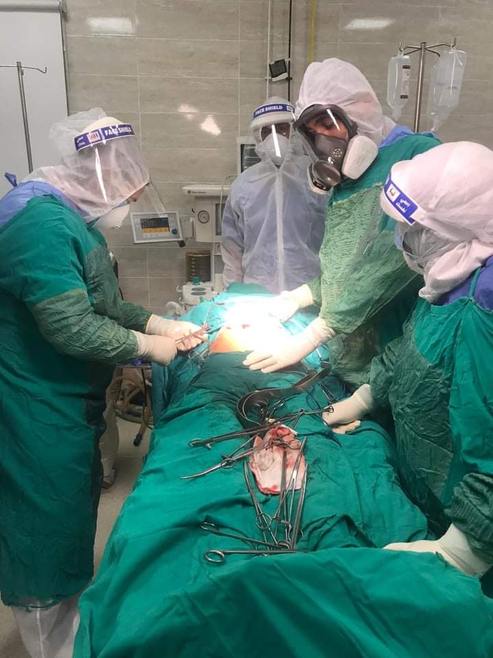 عملية جراحية لسيدة مصابة بكورونا تعانى قرحة منفجرة بالمعدة بمستشفى الأقصر العام