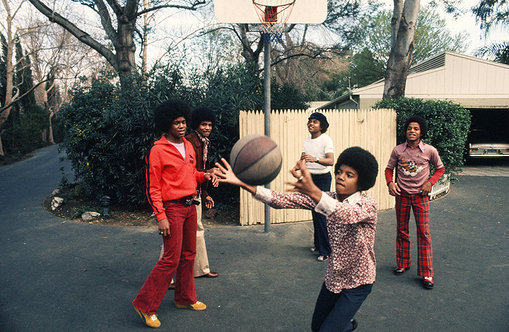 مايكل جاكسون يلعب كرة السلة عام 1972