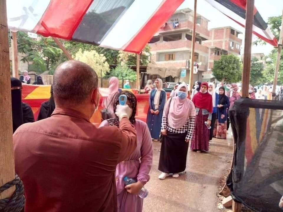 مدير تعليم القاهرة يتفقد إجراءات الوقاية بلجان الثانوية العامة (5)
