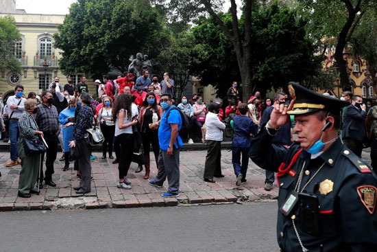 الشرطة والمواطنين فى شوارع المكسيك بعد الزلزال