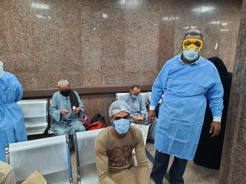 الدكتور خلف عمر مدير المستشفى خلال جولته بالمستشفى