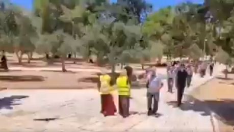 تعقيم المصلين على ابواب المسجد الاقصى