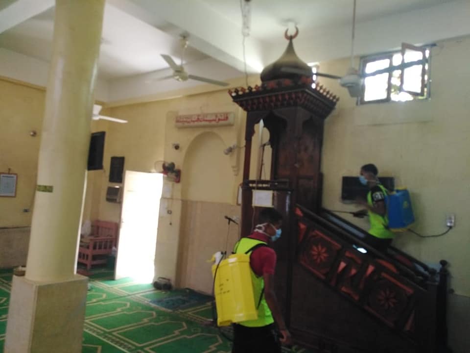 المتطوعون بشباب ورياضة الأقصر يعقمون مساجد مدينة البياضية (2)