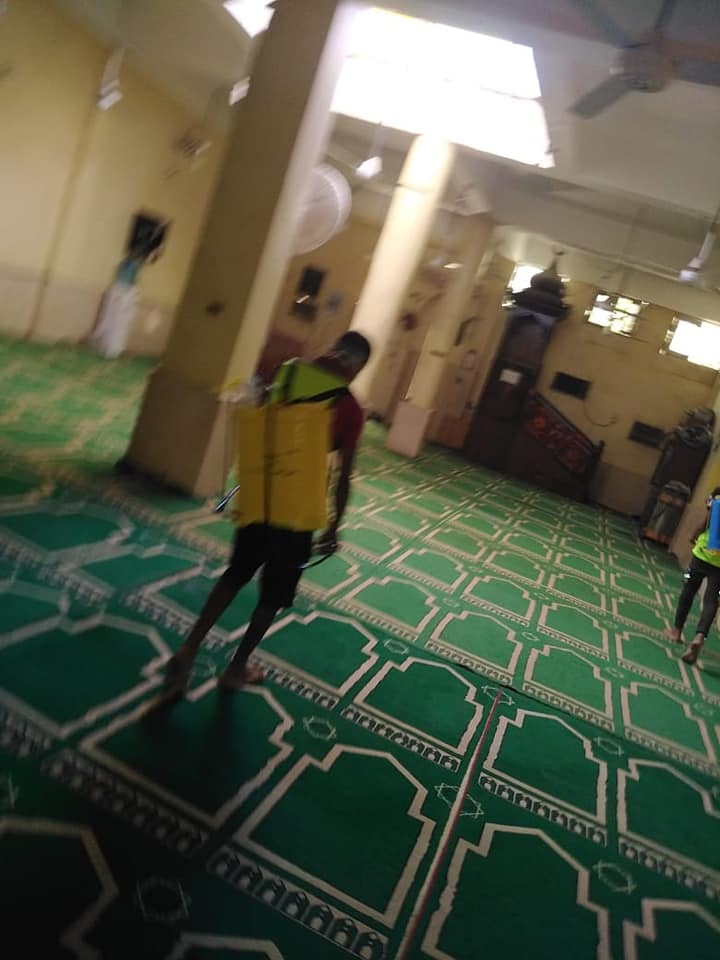 المتطوعون بشباب ورياضة الأقصر يعقمون مساجد مدينة البياضية (5)
