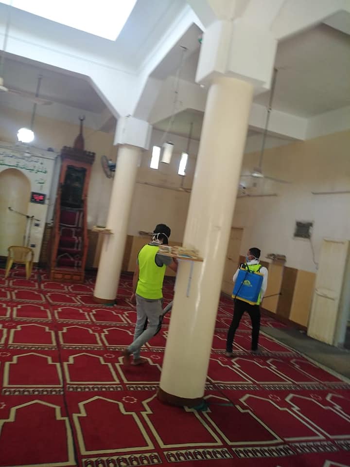 المتطوعون بشباب ورياضة الأقصر يعقمون مساجد مدينة البياضية (6)