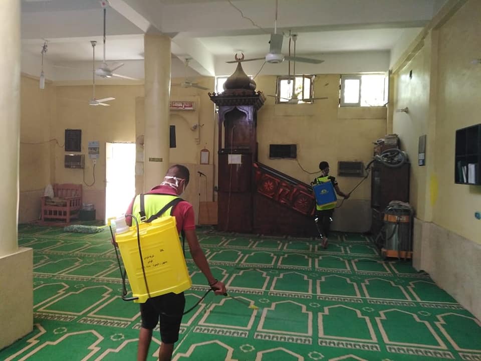 المتطوعون بشباب ورياضة الأقصر يعقمون مساجد مدينة البياضية (4)