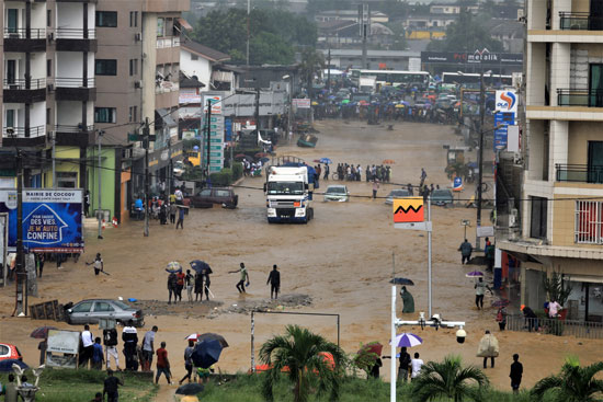 الفيضانات تزيد معاناة المواطنين