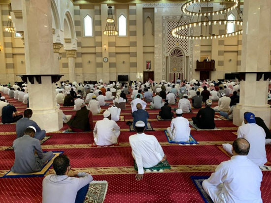 جموع المصلين يؤدون صلاة الجمعة الأولى عقب فتح مساجد مكة