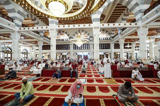 المصلون يرتدون الكمامات داخل المساجد