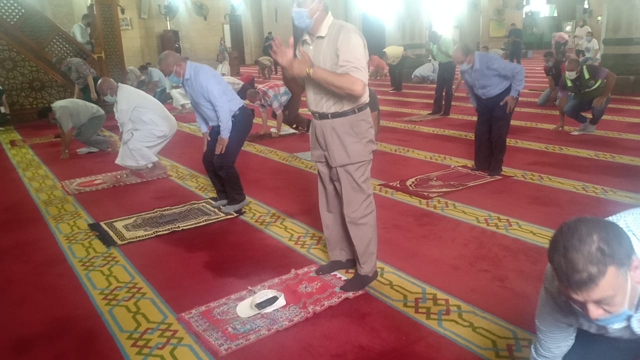 بوابة تعقيم وتباعد اجتماعى بصلاة الظهر فى مسجد أبو العباس بالإسكندرية (1)