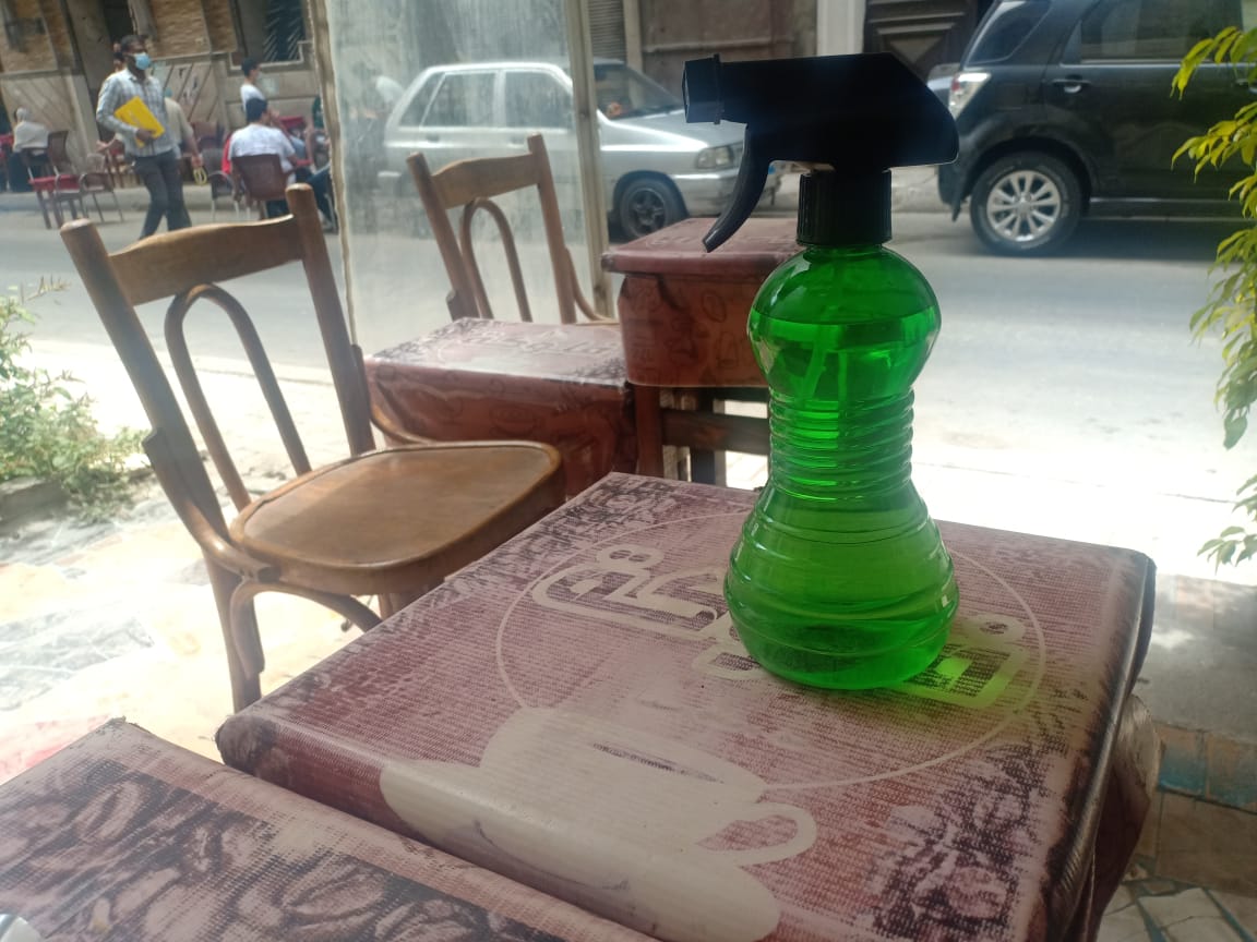 زجاجات التطهير على منضدة المقاهى بالإسكندرية
