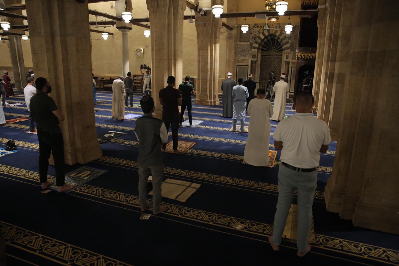 صلاة العشاء بمسجد الأزهر اليوم (13)