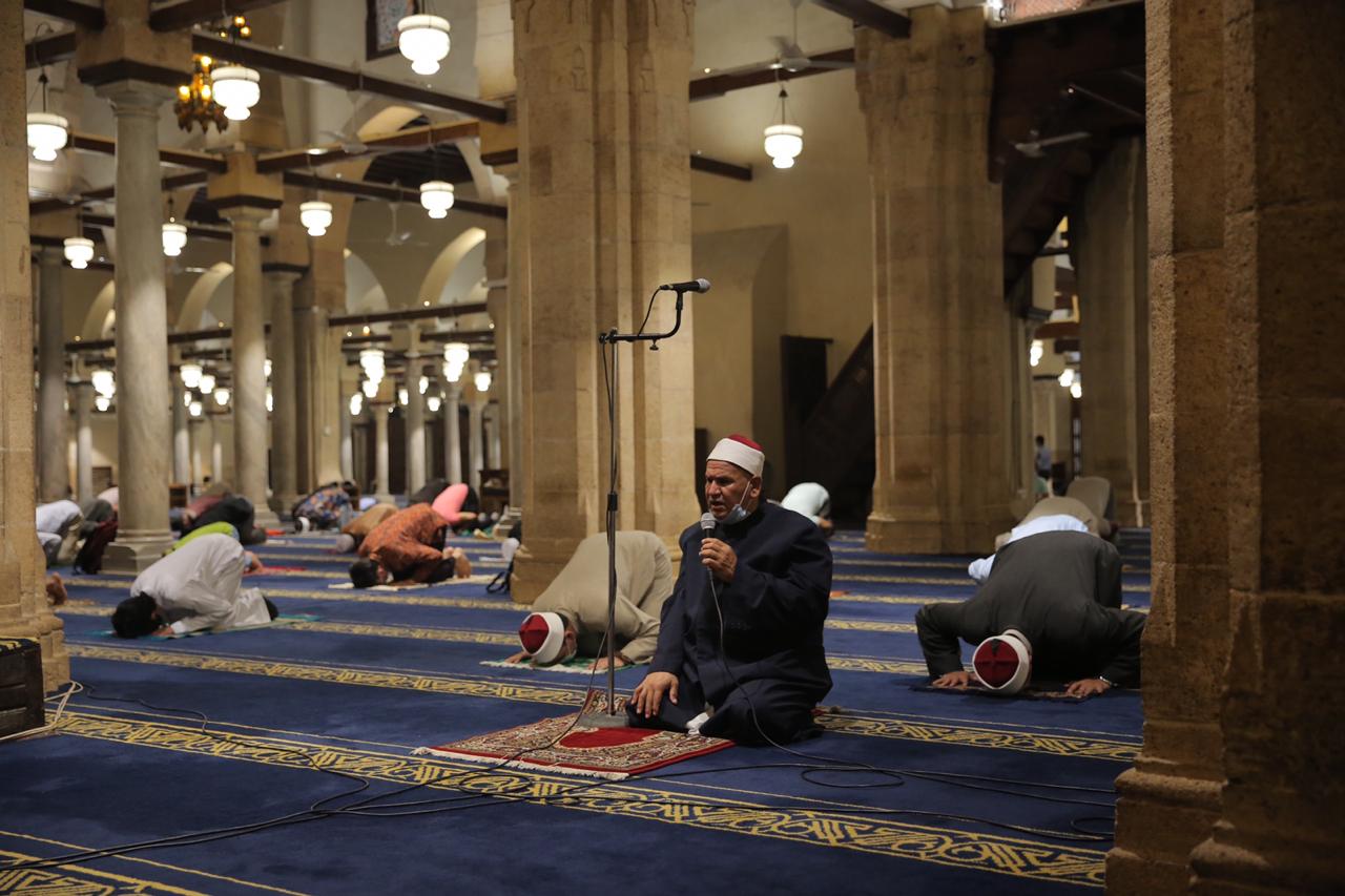 صلاة العشاء بمسجد الأزهر اليوم (29)