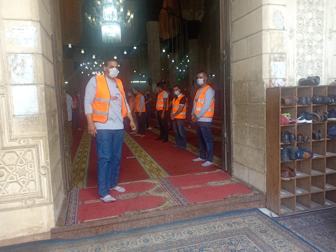 بوابة تعقيم وتباعد اجتماعى بصلاة الظهر فى مسجد أبو العباس بالإسكندرية (11)