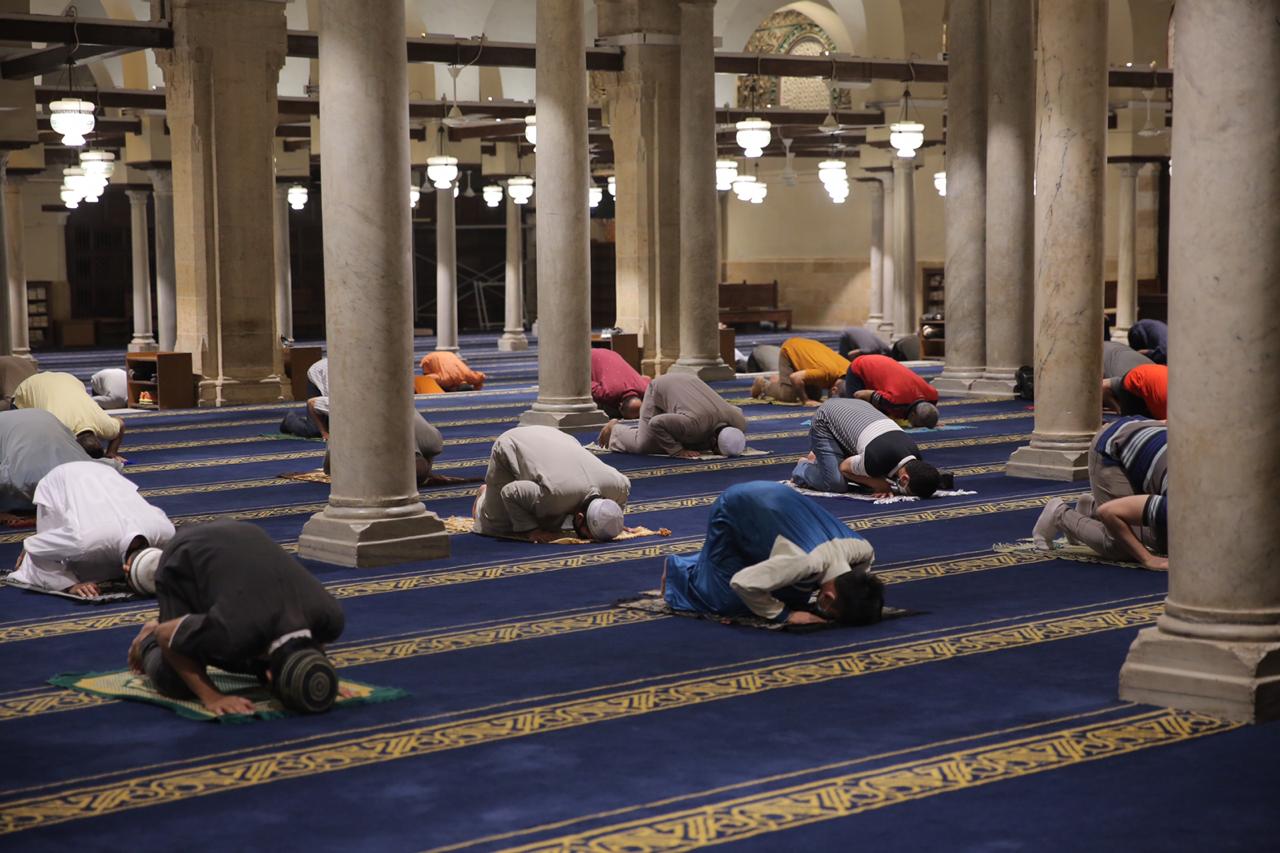 صلاة العشاء بمسجد الأزهر اليوم (26)