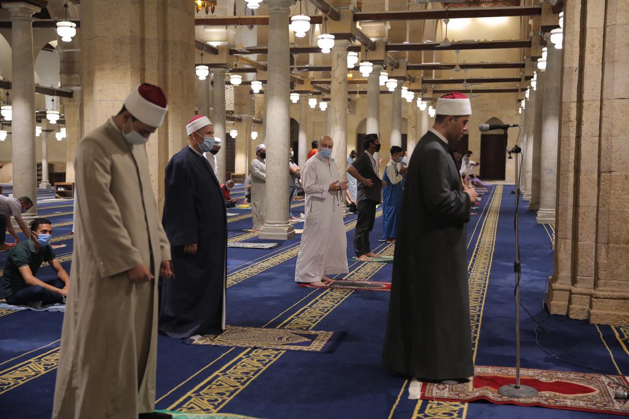 صلاة العشاء بمسجد الأزهر اليوم (8)