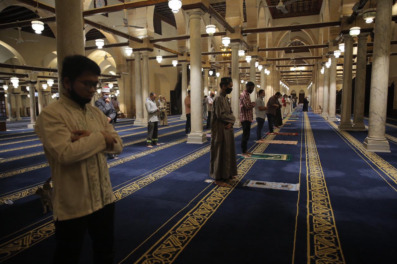 صلاة العشاء بمسجد الأزهر اليوم (6)
