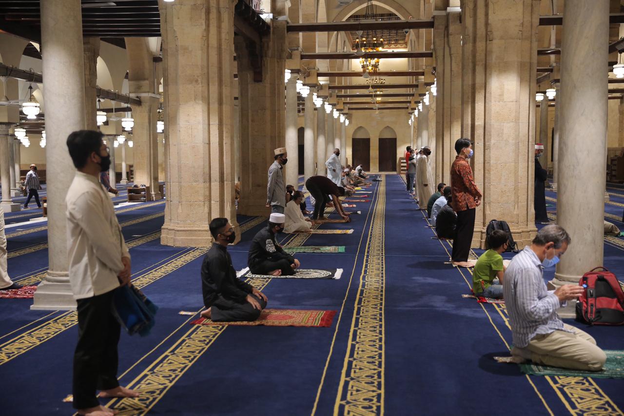 صلاة العشاء بمسجد الأزهر اليوم (5)