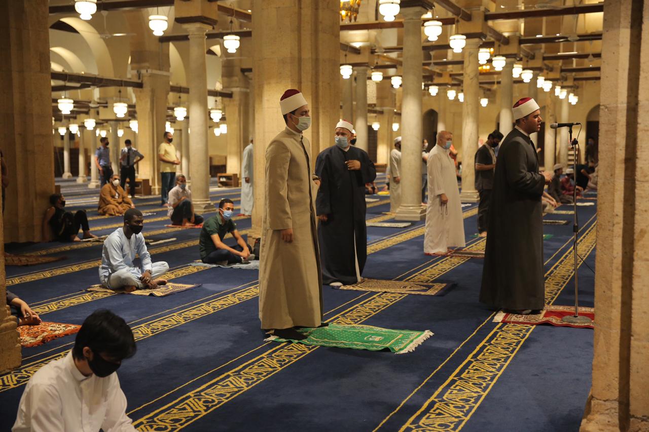 صلاة العشاء بمسجد الأزهر اليوم (2)