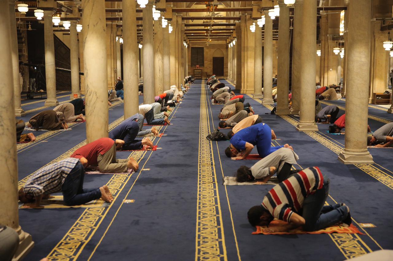 صلاة العشاء بمسجد الأزهر اليوم (18)