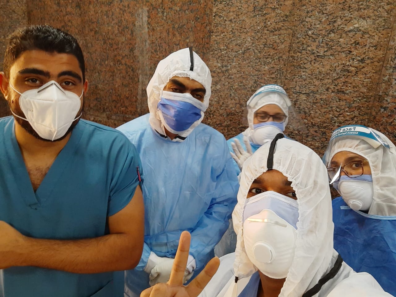 مستشفى الأقصر العام تشهد خروج 9 حالات تعافى من كورونا  (2)