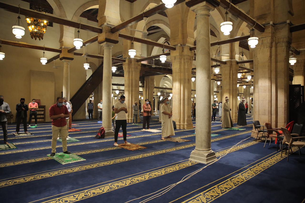 صلاة العشاء بمسجد الأزهر اليوم (14)