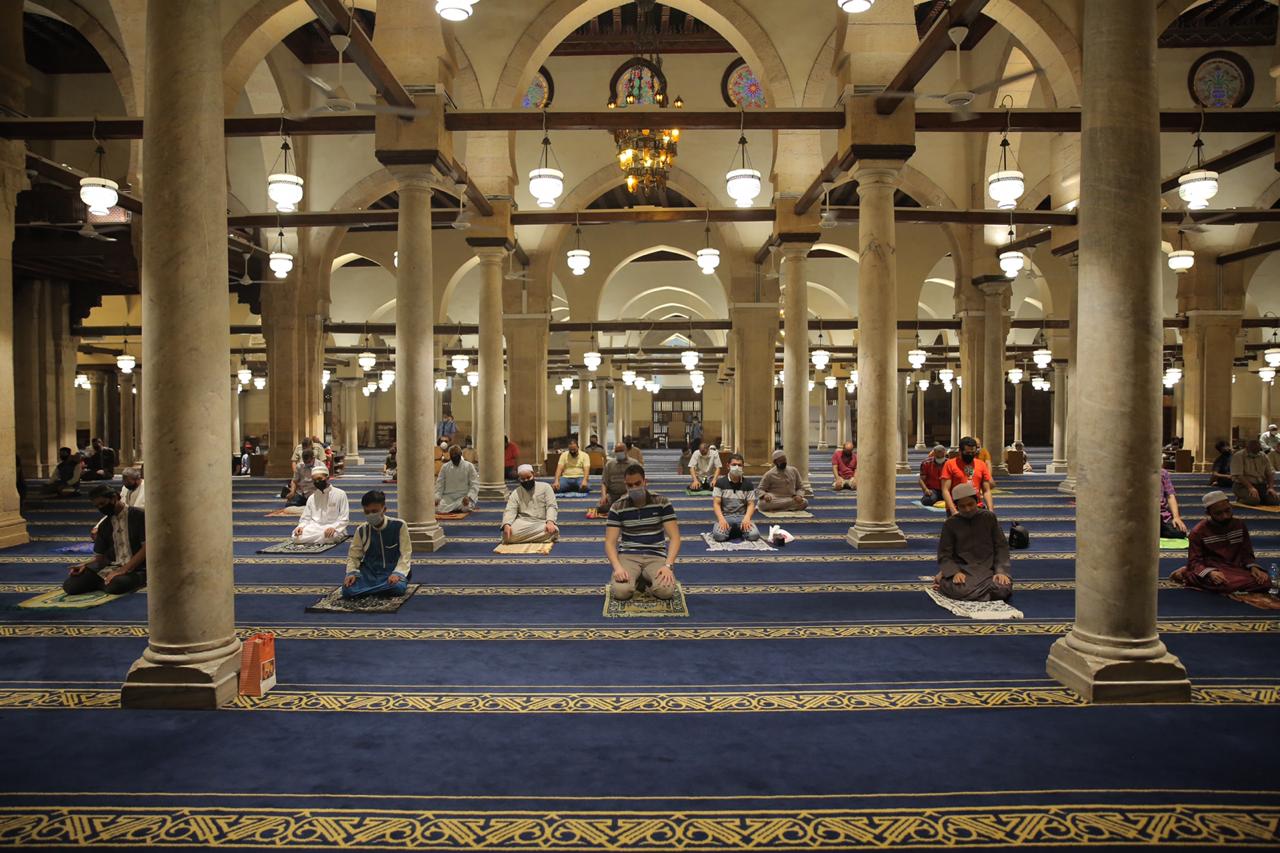 صلاة العشاء بمسجد الأزهر اليوم (27)