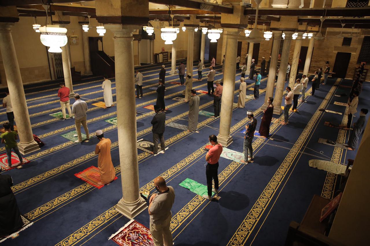 صلاة العشاء بمسجد الأزهر اليوم (17)