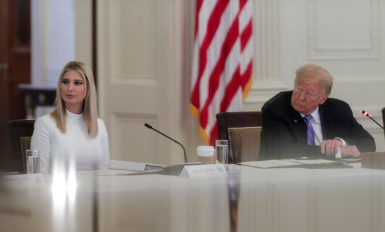 الرئيس الأمريكي دونالد ترامب يجلس بجوار المستشار الكبير للبيت الأبيض ، إيفانكا ترامب ، خلال اجتماع للمجلس الاستشاري لسياسة القوى العاملة الأمريكية