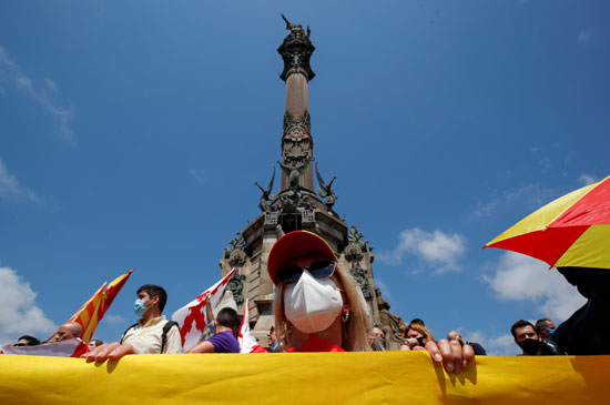 أعلام اسبانيا وكندا فى الوقة ضد العنصرية باسبانيا