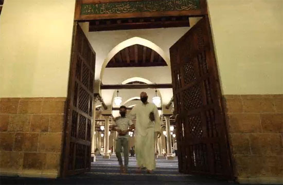 أب وابنه يغادران المسجد عقب الصلاة